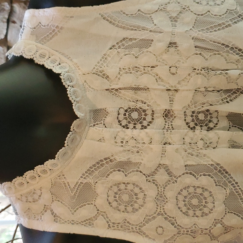 WHITE SLEEVELESS LACE XL BLOUSE - Picture 2 of 10